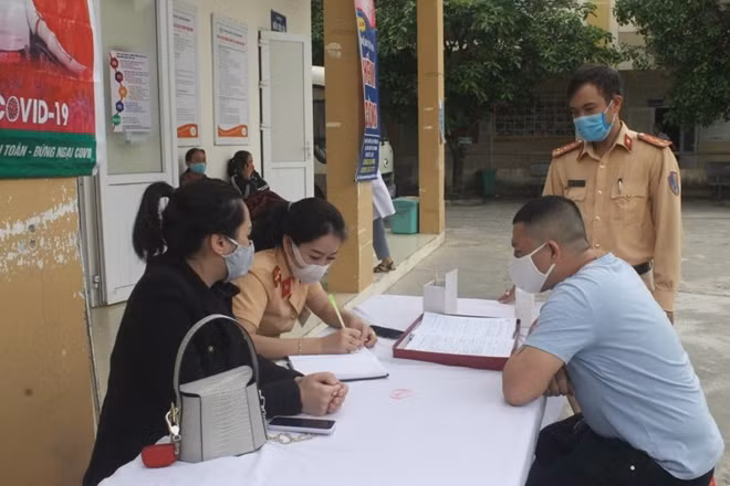 Đông đảo người dân nghe tin về câu chuyện của Đại uý Giáp đã tìm đến tình nguyện đăng ký hiến máu.