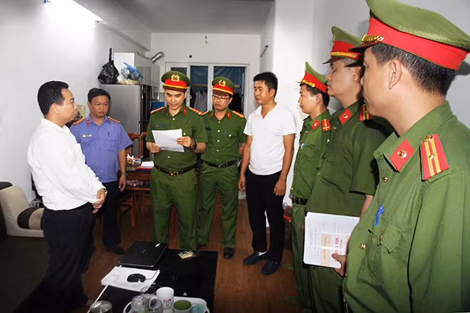 Cơ quan Công an tiến hành đọc lệnh khám xét tại nhà của Kim Văn Bốn.