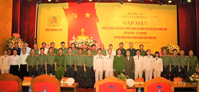 Thứ trưởng Lê Quý Vương và các đại biểu tham dự gặp mặt.