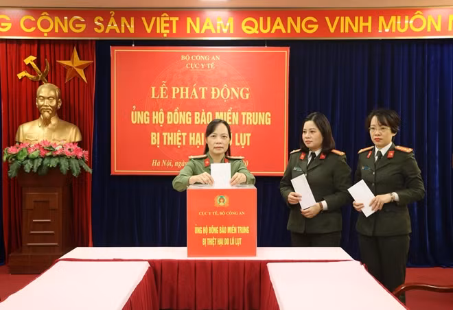 Đại tá Phạm Thị Lan Anh và CBCS Cục Y tế ủng hộ đồng bào miền Trung.