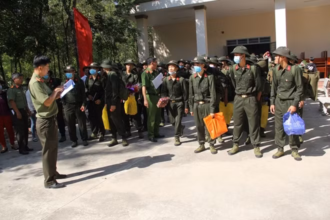 Các tân binh tỉnh Tây Ninh chuẩn bị vào đơn vị huấn luyện
