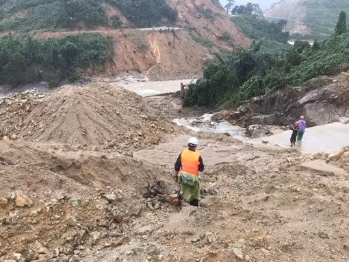 Quảng Trị: Cứu nạn 3 người bị nước lũ cô lập trong đêm ảnh 5