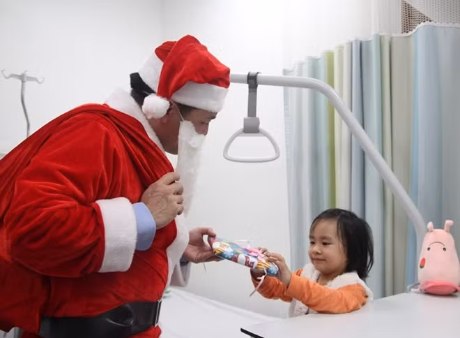 Niềm vui bất ngờ của bé trên giường bệnh.