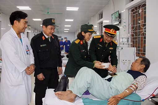 Những chuyến xe yêu thương chở bệnh nhân nghèo về quê đón Tết ảnh 7