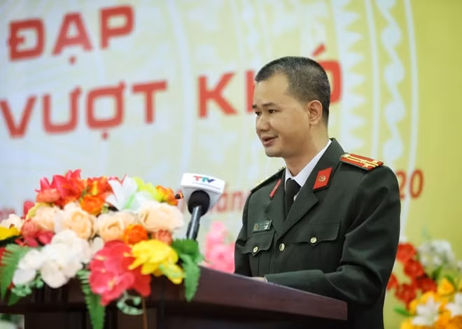 Thượng tá Trần Duy Hiển báo cáo kết quả hoạt động của Quỹ Bảo trợ học sinh dân tộc thiểu số, học sinh nghèo của Báo CAND.