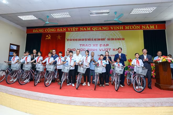 Đồng chí Trương Hòa Bình và đồng chí Ksor Phước tặng xe đạp cho các em học sinh nghèo hiếu học