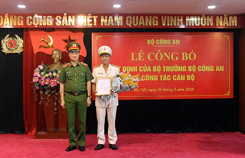 Thứ trưởng Nguyễn Duy Ngọc trao quyết định điều động, giữ chức vụ Cục trưởng Cục Xây dựng Phong trào bảo vệ an ninh Tổ quốc cho Đại tá Nguyễn Thanh Trang.