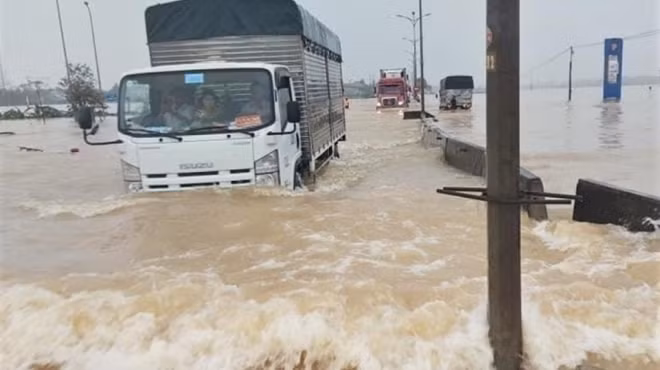 Bão số 9 vừa qua, miền Trung lại sắp phải đón bão số 10 và đứng trước nguy cơ ngập lụt.