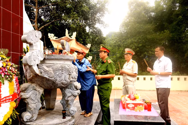 Đại tá Nguyễn Thanh Tuân, Phó Giám đốc Công an tỉnh Bắc Kạn và đoàn dâng hương tại Nghĩa trang liệt sĩ Chợ Đồn. Ảnh: Quang Huy