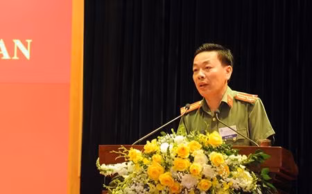 Thượng tá Trịnh Xuân Hạnh tham luận.