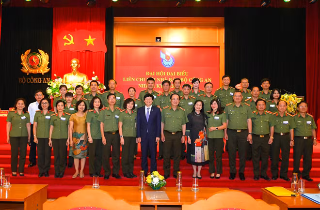 Thứ trưởng Nguyễn Văn Thành và các đại biểu dự đại hội.