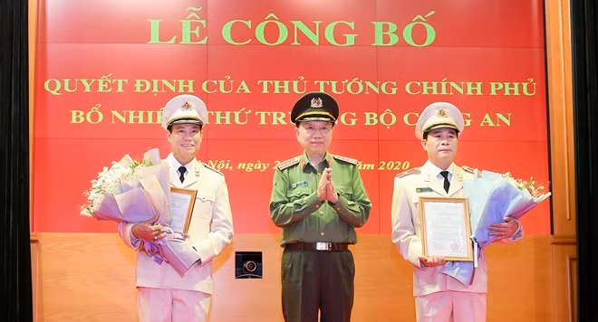 Bộ trưởng Tô Lâm trao quyết định và tặng hoa chúc mừng tân Thứ trưởng Lê Quốc Hùng và Thứ trưởng Lê Tấn Tới.