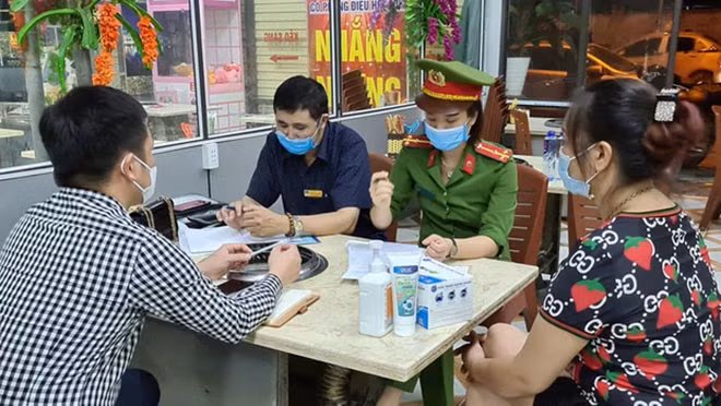 Lực lượng chức năng TP Bắc Ninh kiểm tra quán Nhắng nướng Hiền Thiện.