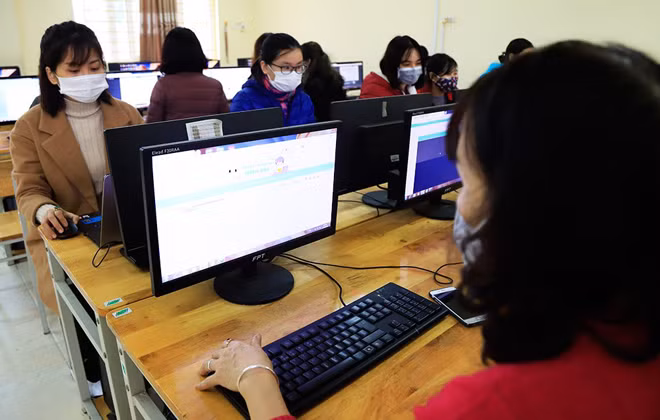 Hình thức học online được nhiều phụ huynh, học sinh lựa chọn trong thời gian tạm nghỉ học để phòng dịch bệnh. Ảnh minh họa.
