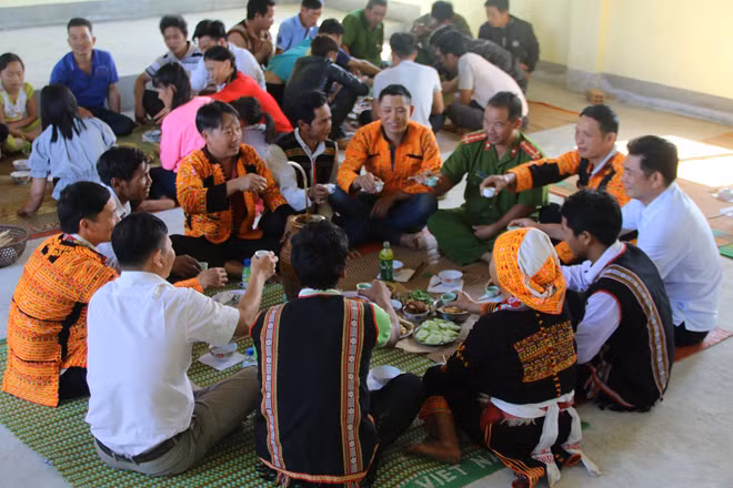 Khoảng khắc đầm ấm tình đoàn kết.