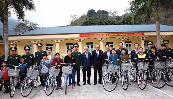 Phó Thủ tướng Thường trực Trương Hòa Bình tặngxe đạp cho học sinh hiếu học. Ảnh: Lê Sơn