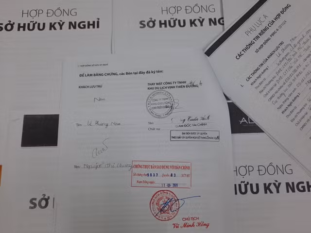 Một bộ hợp đồng khách hàng phản ánh tất cả chữ ký đều không phải của họ. Một bộ hợp đồng khách hàng phản ánh tất cả chữ ký đều không phải của họ.