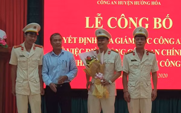 Thượng úy Trương Văn Thắng (bìa trái) khi nhận quyết định tăng cường về Công an xã, tháng 3/2020.