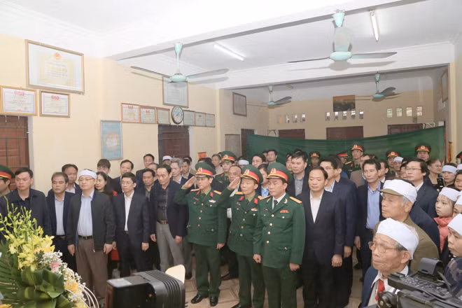 Lãnh đạo tỉnh Hưng Yên cùng đại diện các ngành chức năng và bà con viếng liệt sĩ Đỗ Văn Triệu