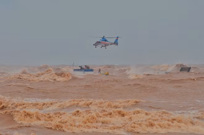 Bất chấp điều kiện thời tiết mưa gió, tổ bay của Binh đoàn 18 đã thực hiện thành công 3 chuyến bay đưa 6 nạn nhân cuối cùng trên tàu Vietship 01 vào đất liền cứu chữa an toàn