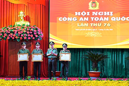 Bộ trưởng Tô Lâm trao tặng Huân chương cho 3 tập thể có thành tích xuất sắc.