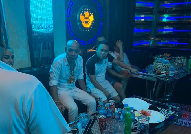 Dũng "trọc" khi bị bắt giữ (bìa trái).