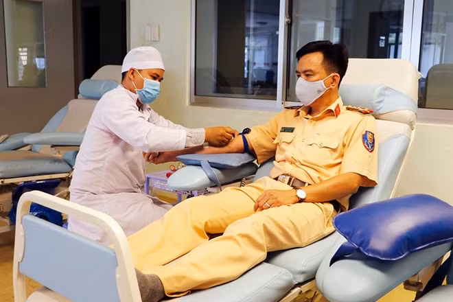 Đại úy Nguyễn Việt Khởi, Phó đội trưởng Đội Đăng ký xe, Phòng CSGT đường bộ, đường sắt Công an TP Cần Thơ nhiều lần hiến nhóm máu hiếm Rh- để cứu người dân qua cơn nguy kịch.