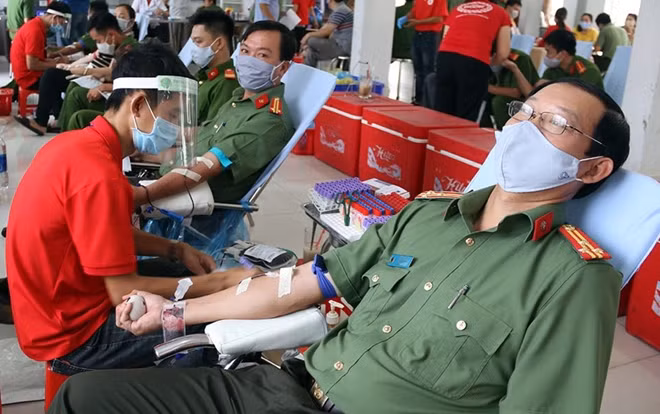 CBCS Công an tỉnh An Giang hiến máu tình nguyện; đây là lần thứ 3 đơn vị đã tổ chức hiến máu kể từ khi phong trào được phát động đầu tháng 4/2020.