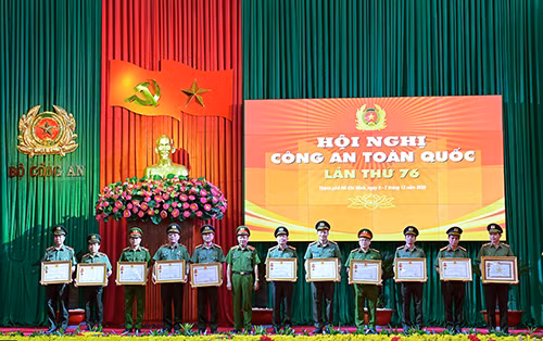 Thứ trưởng Thứ trưởng Lê Quý Vương trao tặng Huân chương Quân công hạng Nhì, Huân chương Chiến công hạng Nhất, Nhì, Ba cho các cá nhân.