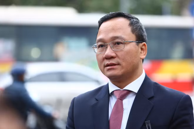 Ông Khuất Việt Hùng. Ông Khuất Việt Hùng.