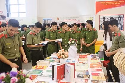 Ngày hội sách thu hút nhiều bạn đọc là CBCS. Ngày hội sách thu hút nhiều bạn đọc là CBCS.