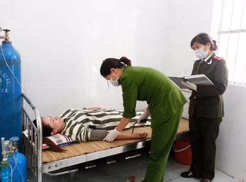 Công an khám chữa bệnh cho phạm nhân. Công an khám chữa bệnh cho phạm nhân.