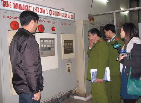 Cảnh sát PCCC Hà Nội kiểm tra thiết bị phòng cháy tại chợ Đồng Xuân. Cảnh sát PCCC Hà Nội kiểm tra thiết bị phòng cháy tại chợ Đồng Xuân.
