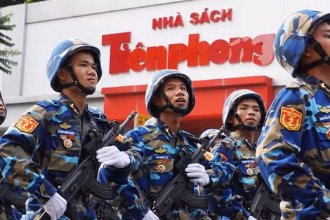 Lời hát "Việt Nam... Hồ Chí Minh... Muôn năm... Muôn năm" hòa cùng tiếng bước chân khiến ai cũng xúc động và bồi hồi.