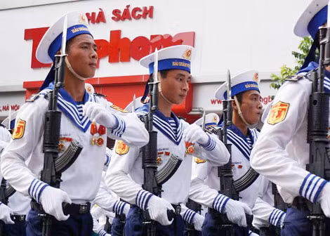 Chị Bùi Phương Anh cho biết: "Ngay khi khối đoàn lực lượng hải quân diễu binh ngang qua, cháu tôi đã vỗ tay và nói rằng cháu yêu các chú Trường Sa - Hoàng Sa nhất". Đó cũng chính là những tình cảm trong sáng ở hậu phương gửi đến những chiến sĩ đang canh giữ vùng biển của Tổ Quốc.
