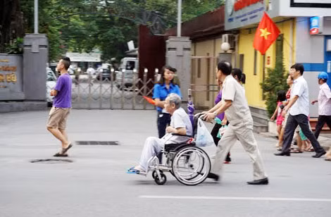 Người dân hân hoan đón chào đoàn diễu binh, diễu hành qua các tuyến phố Ngã 7 Cửa Nam - Tràng Thi kín đặc người xem diễu binh, diễu hành Dư âm lễ diễu binh, diễu hành: Tự hào và đầy trân trọng Hùng tráng, kiêu hãnh Lễ diễu binh, diễu hành mừng 70 năm Quốc khánh 2-910 Rất nhiều thương binh, quân nhân đã có mặt tại đoạn đường Nguyễn Thái Học để theo dõi trực tiếp Lễ diễu binh, diễu hành kỉ niệm 70 năm ngày khai sinh nước Cộng hòa XHCN Việt Nam.