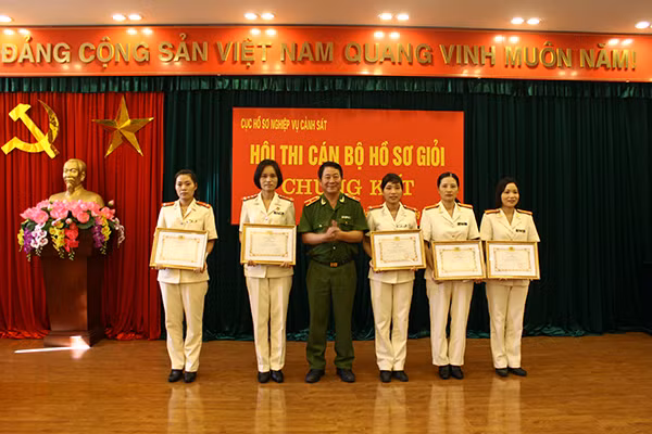 Thiếu tướng Nguyễn Huy Mạ, Cục trưởng Cục Hồ sơ nghiệp vụ Cảnh sát trao giải cho các thí sinh đạt giải Nhì tại Hội thi