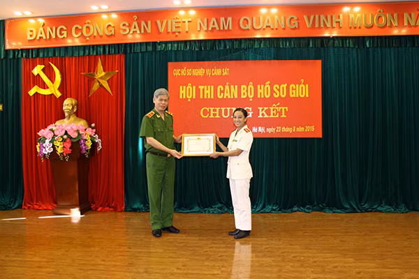 Trung tướng Đỗ Đình Nghị, Phó Tổng cục trưởng Tổng cục Cảnh sát trao giải đặc biệt cho thí sinh Nguyễn Thị Huyền Trang, Phòng Hồ sơ Công an tỉnh Hà Nam.