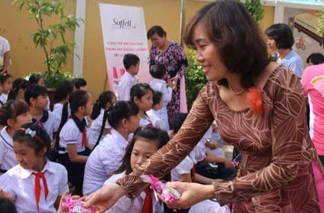 Đông đảo học sinh Trường tiểu học Hưng Lợi 2 đến tham dự sự kiện phòng chống SXH.