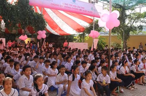Đông đảo học sinh Trường tiểu học Hưng Lợi 2 đến tham dự sự kiện phòng chống SXH.