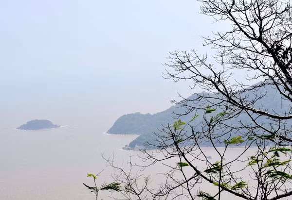 Một góc bãi biển Hòn Khoai.