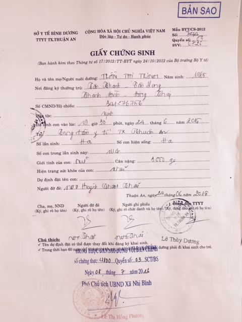Bản sao giấy chứng sinh con của Trinh tại Trung tâm y tế thị xã Thuận an, Bình Dương