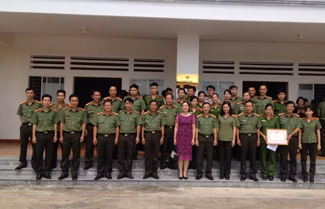 Các đại biểu, học viên chụp ảnh lưu niệm tại buổi lễ