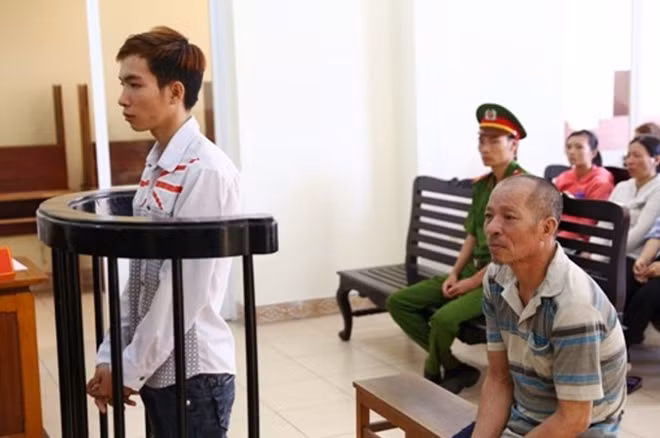 Hai cha con Trường tại phiên tòa.