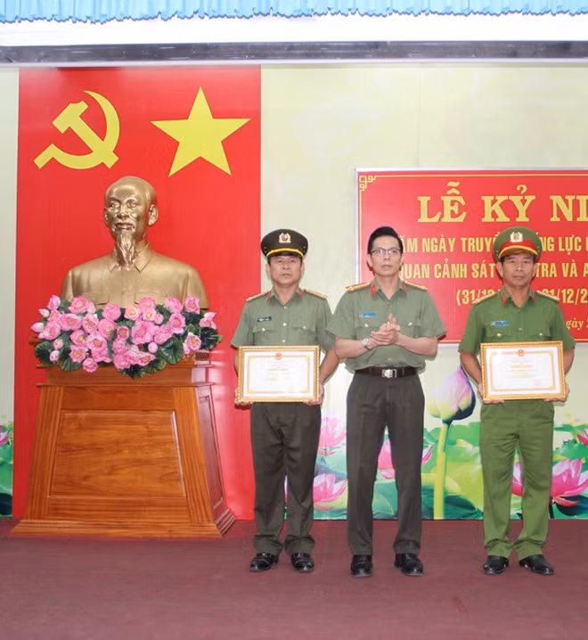 Đại tá Nguyễn Tri Phương khen thưởng các tập thể, cá nhân