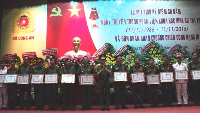 Các tập thể, cá nhân được trao tặng Bằng khen