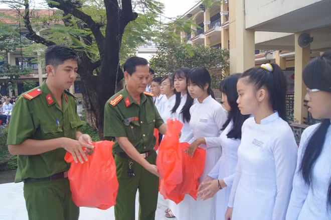 Tặng mũ bảo hiểm cho các học sinh có hoàn cảnh khó khăn
