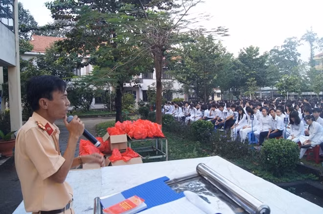 Cán bộ, chiến sỹ tuyên truyền Luật Giao thông cho học sinh