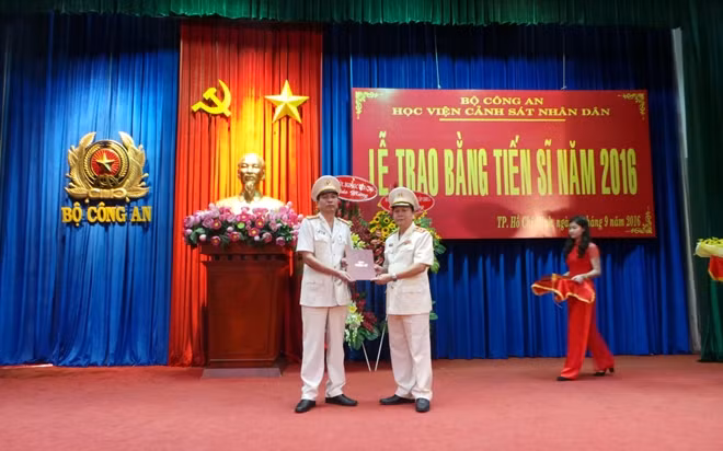 Trung tướng, GS.TS Nguyễn Xuân Yêm trao bằng cho tân Tiến sỹ năm 2016