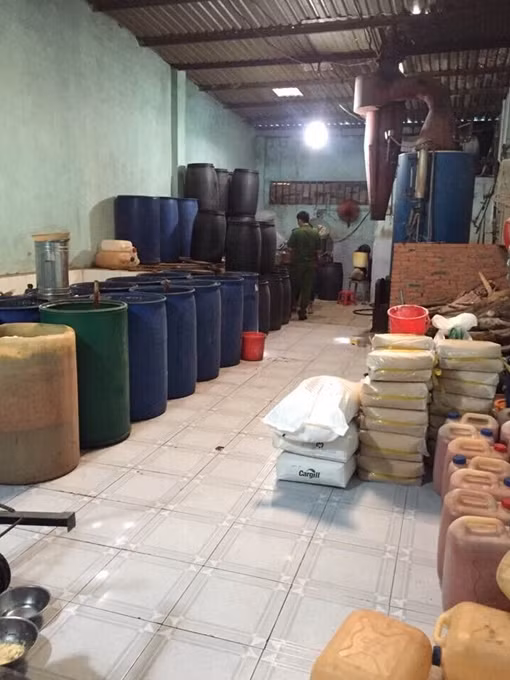 Kinh hãi phát hiện tương ớt có giòi bò nhung nhúc